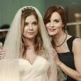 Em "Pretty Little Liars", Hanna (Ashley Benson) é admirada por sua mãe enquanto está de noiva!