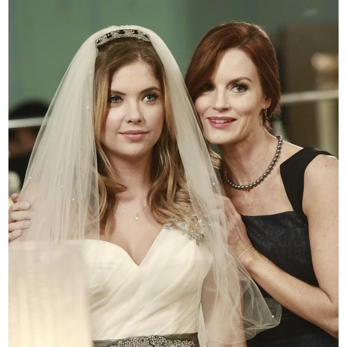 Em &quot;Pretty Little Liars&quot;, Hanna (Ashley Benson) é admirada por sua mãe enquanto está de noiva!