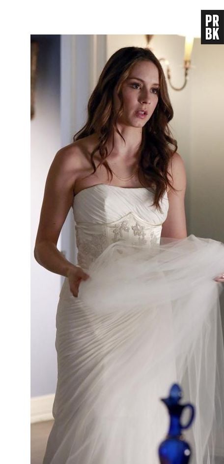 Em "Pretty Little Liars", Spencer (Troian Bellisario) usa um vestido lindo!