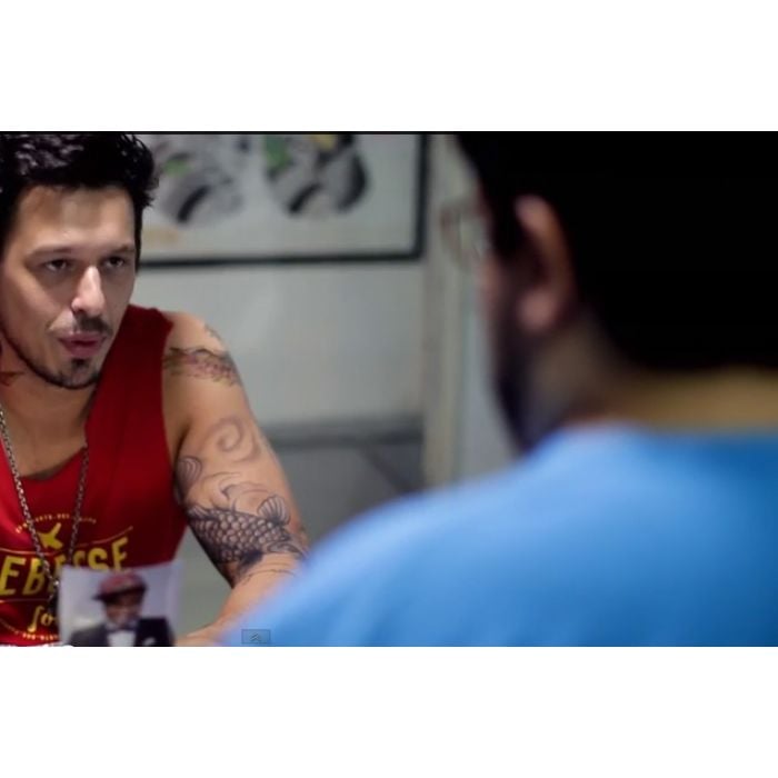 João Vicente de Castro é a estrela do vídeo &quot;Tatuagem&quot; do &quot;Porta dos Fundos&quot;