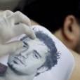Vídeo "Tatuagem", feito pelo "Porta dos Fundos", satiriza fãs que tatuam seus ídolos, como o cantor Latino e Naldo