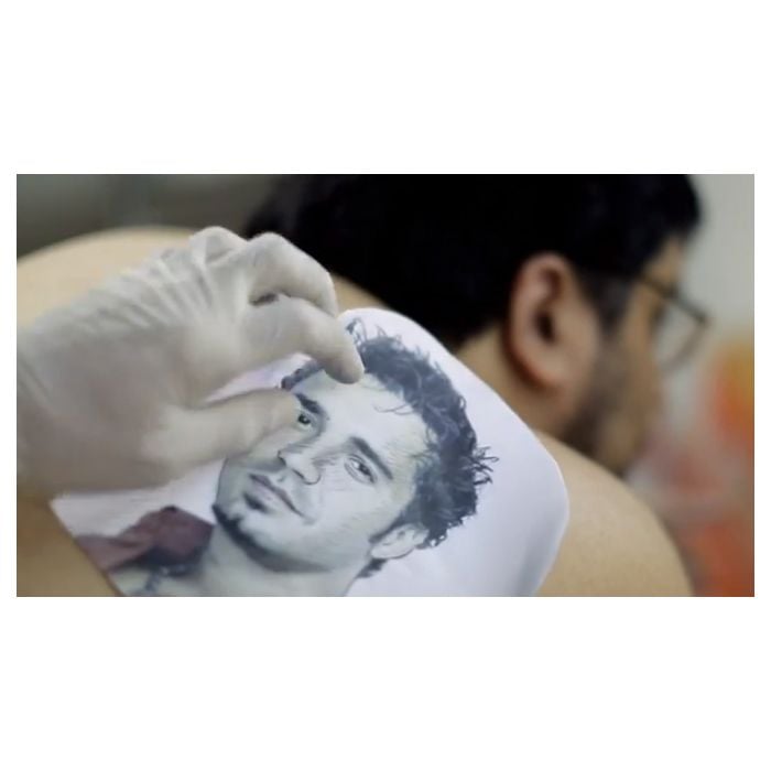 Vídeo &quot;Tatuagem&quot;, feito pelo &quot;Porta dos Fundos&quot;, satiriza fãs que tatuam seus ídolos, como o cantor Latino e Naldo