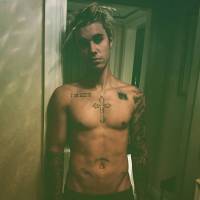 Justin Bieber aparece sem camisa no Instagram e arranca suspiros dos fãs com tanquinho definido