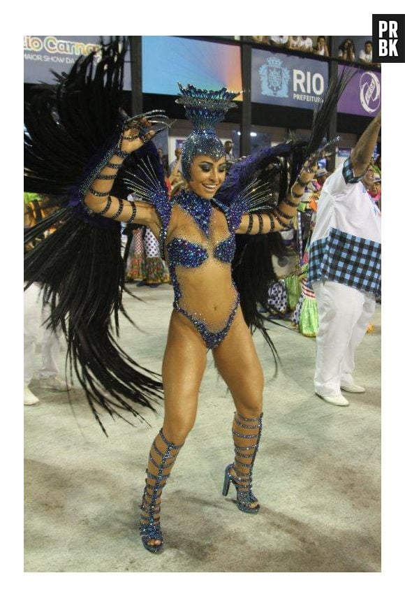 Sabrina Sato desfilou como rainha de bateria da Vila Isabel em uma fantasia que lembrava um pássaro no Carnaval de 2013