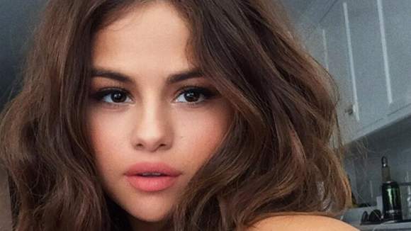 Selena Gomez faz topless nos bastidores da "Revival Tour" e publica foto ousada no Instagram!