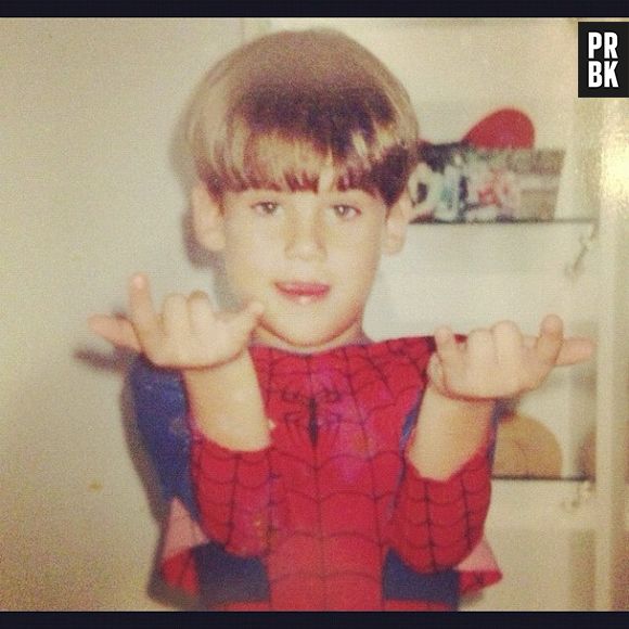 Nicolas Prattes sendo o Homem-Aranha!