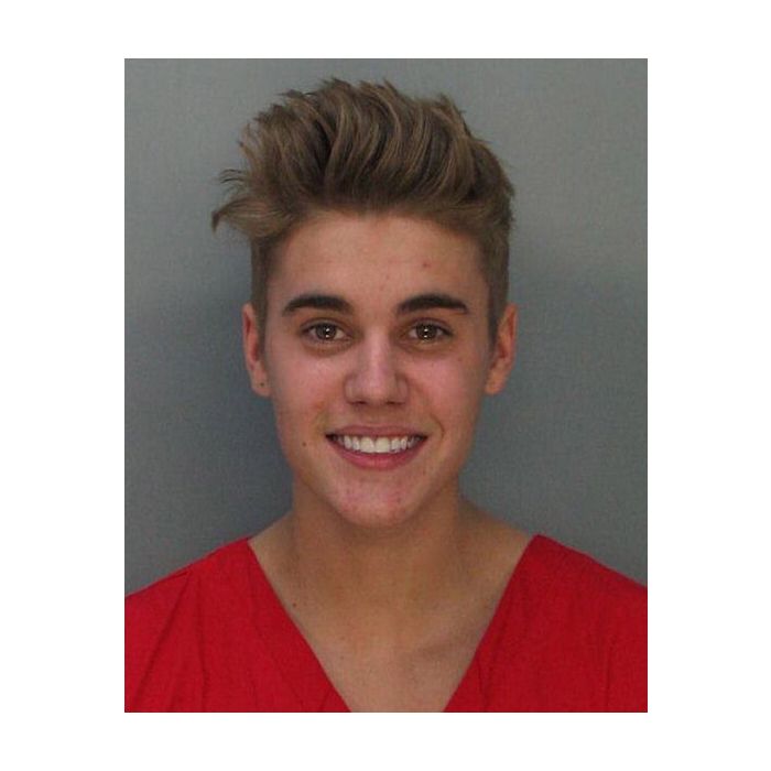 Mesmo na cadeia, em 2013, Justin Bieber consegue sair gato na foto