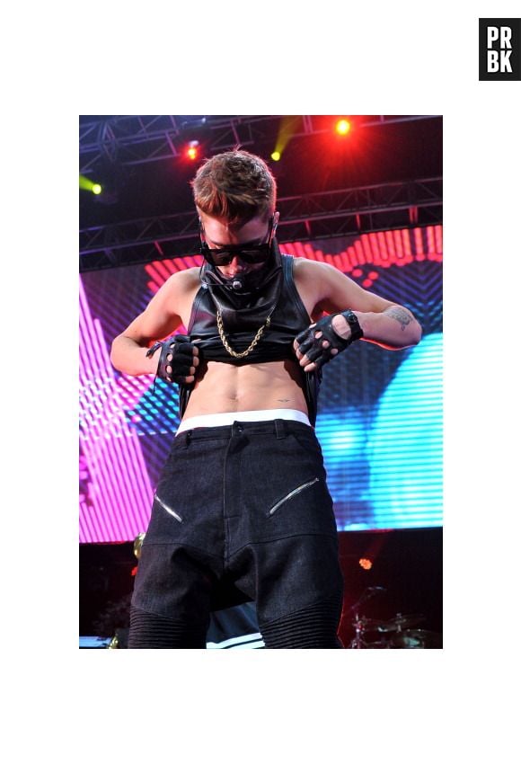 Durante o Hot 999.5's Jingle Bell em 2012, Justin confere o tanquinho