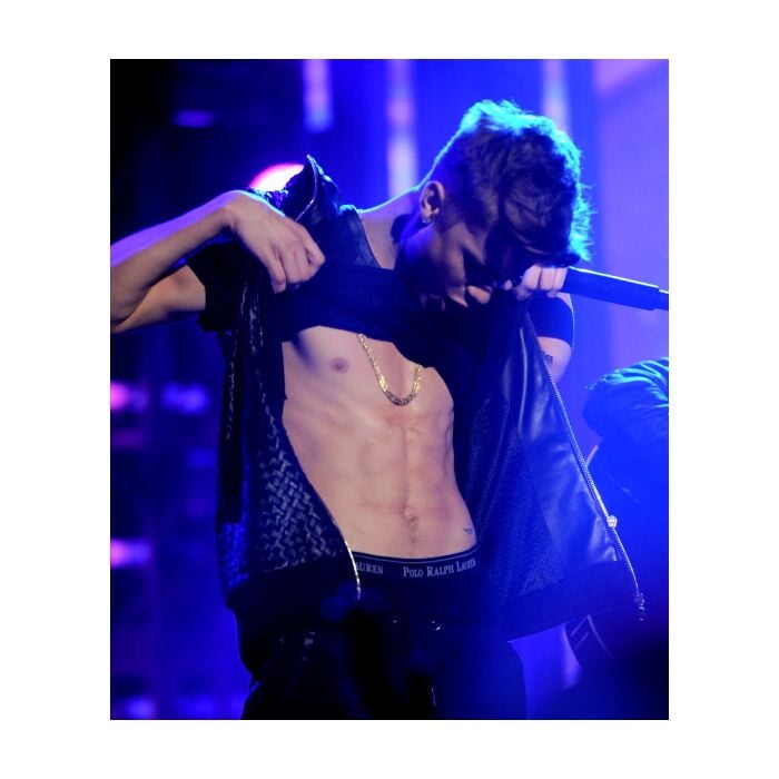 Justin Bieber performando no  Dick Clark&#039;s New Year&#039;s Rockin&#039; Eve em 2012 