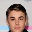 Com carinha de bom moço, Justin Bieber chegando no American Music Awards em 2011