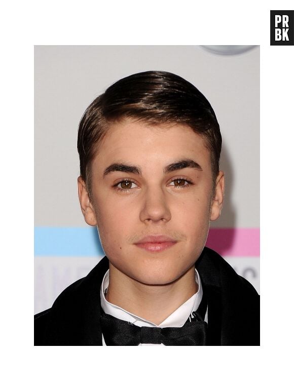 Com carinha de bom moço, Justin Bieber chegando no American Music Awards em 2011