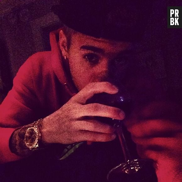 Safadinho, Justin Bieber faz "selfie" bebendo vinho no Instagram