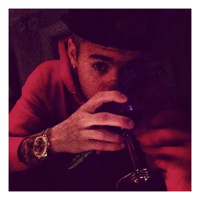 Safadinho, Justin Bieber faz &quot;selfie&quot; bebendo vinho no Instagram