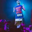 Justin Bieber causou ao surgir com uma das camisas da "Purpose Tour" com uma frase polêmica