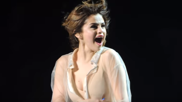 Selena Gomez chora ao receber homenagem dos fãs na "Revival Tour"!