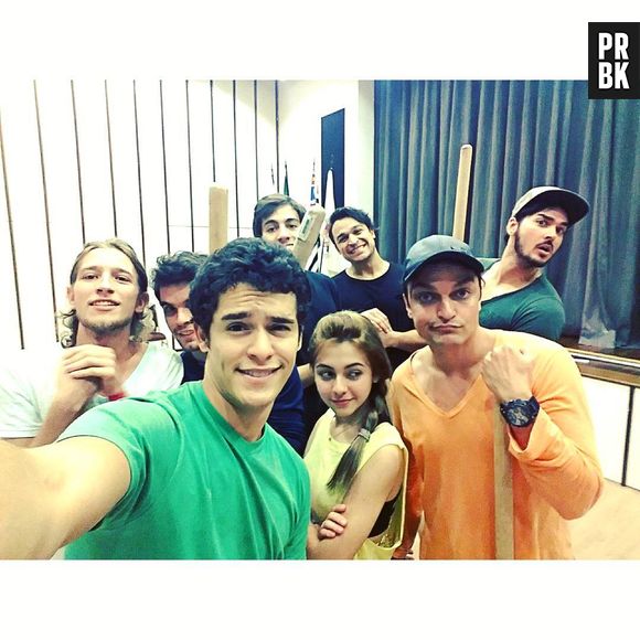 Klara Castanho e Julio Castanho aparecem em várias imagens juntos ensaiando para a peça "Aprendiz de Feiticeiro"