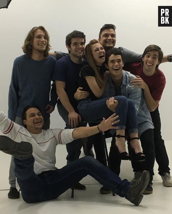 Klara Castanho e Julio Oliveira fizeram uma sessão de fotos para a peça "Aprendiz de Feiticeiro"