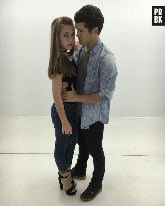 Klara Castanho e Julio Oliveira posaram juntos e a atriz disse: "Namore alguém que olhe pra você como ele me olha"