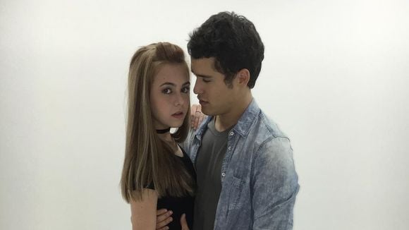 Klara Castanho publica foto com Júlio Oliveira, de "Os Dez Mandamentos", em clima de romance!