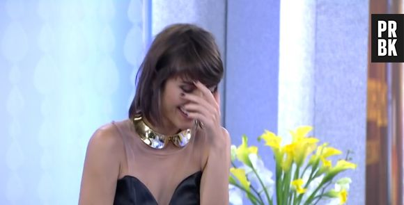 Do salão de convidado da premiação "Melhores do Ano", Maria Casadevall riu e cobriu o rosto