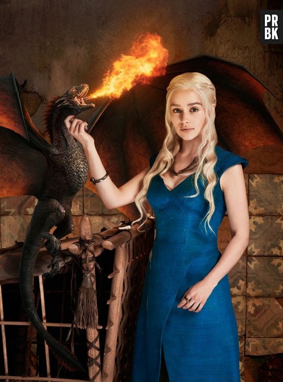 A diva Daenerys Targaryen faz muito sucesso com seus dragões e fios quase brancos em "Game of Thrones". Emilia Clarke tem os cabelos escuros mas põe uma peruca para viver a mãe dos dragões