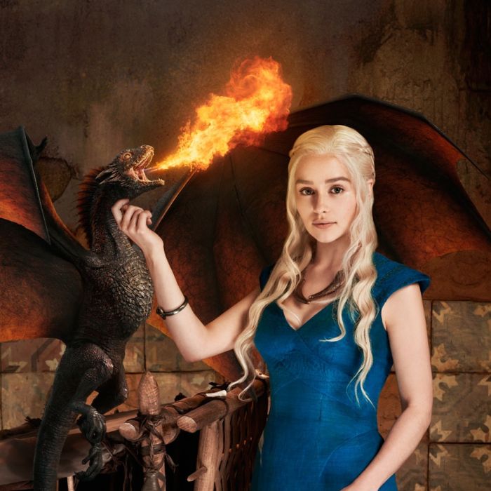 A diva Daenerys Targaryen faz muito sucesso com seus dragões e fios quase brancos em &quot;Game of Thrones&quot;. Emilia Clarke tem os cabelos escuros mas põe uma peruca para viver a mãe dos dragões