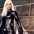 A atriz Halle Berry colocou uma peruca na cor branca para dar vida à Tempestade, a saga "X-Men"