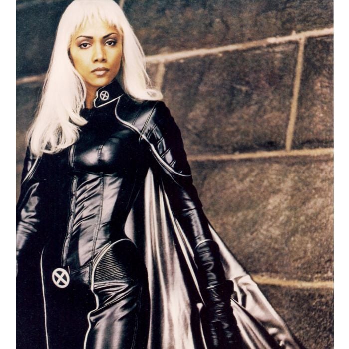 A atriz Halle Berry colocou uma peruca na cor branca para dar vida à Tempestade, a saga &quot;X-Men&quot;