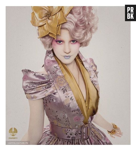 Quase no mesmo tom de rosa, a personagem Effie Trinket (Elizabeth Banks) do filme "Jogos Vorazes" fez bastante sucesso com seus visuais exuberantes