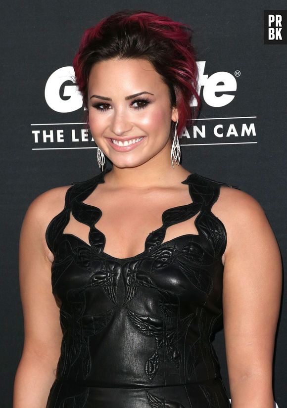 Demi Lovato está em turnê com a "The Neon Lights Tour"