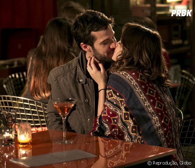 Novela "Haja Coração": Camila (Agatha Moreira) e Giovanni (Jayme Matarazzo) trocam beijos após declaração