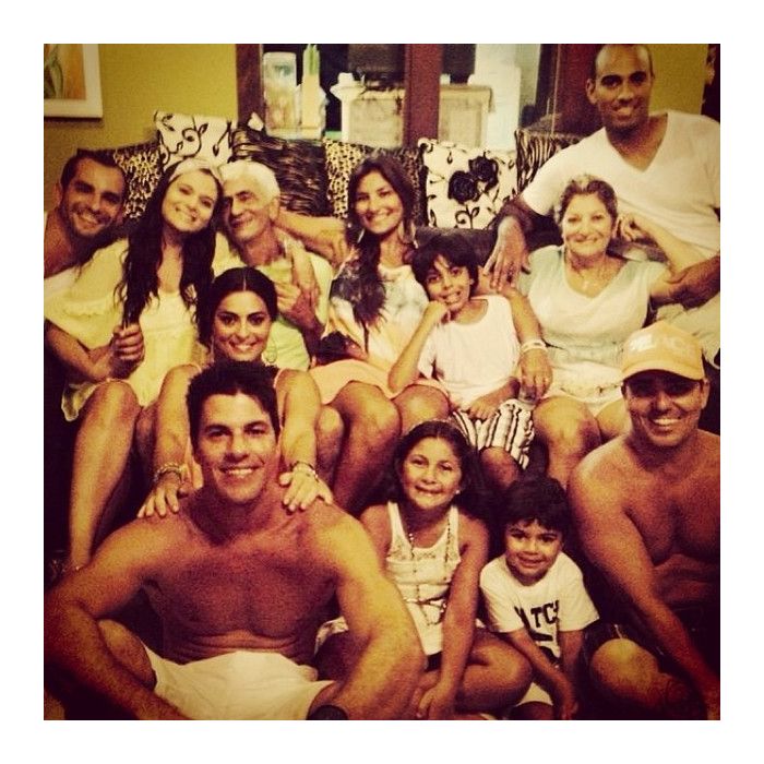 Cadê a Juliana Paes nessa foto em família, gente? Ache a atriz da Globo!