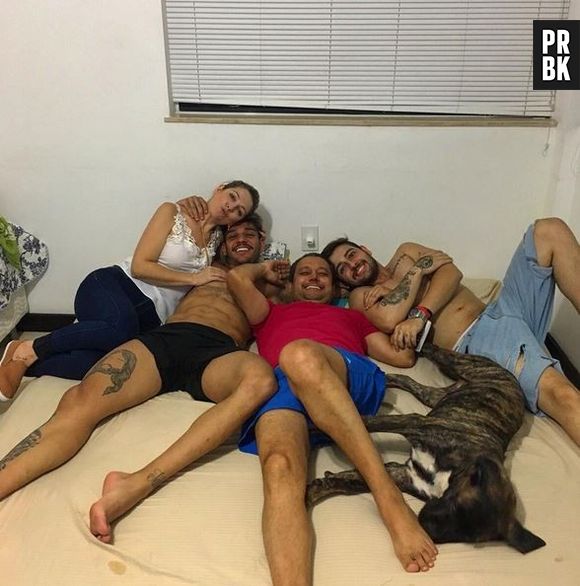 Lucas Lucco relaxa com a família reunida