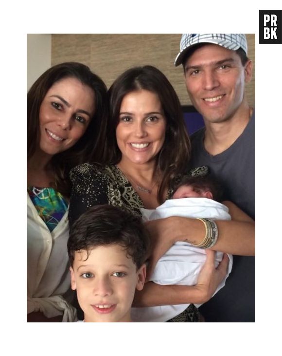 Deborah Secco, nova mamãe do pedaço, reúne a família para foto