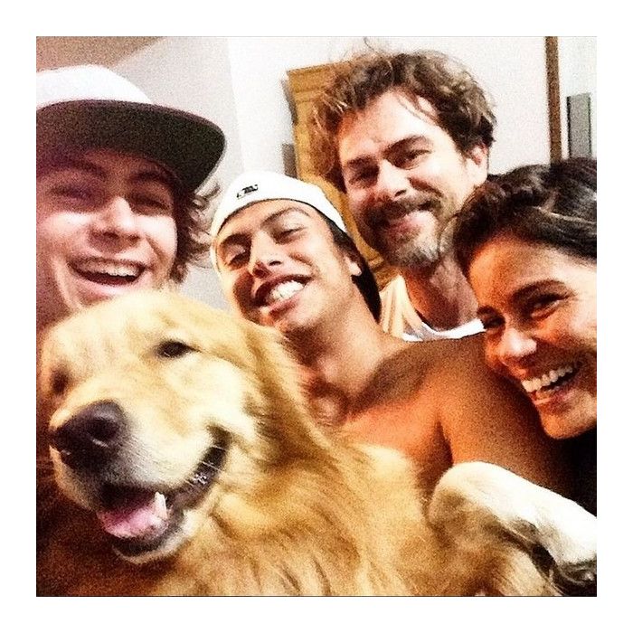 Rafael e Francisco Vitti chamaram até o cachorrinho para a foto em família!