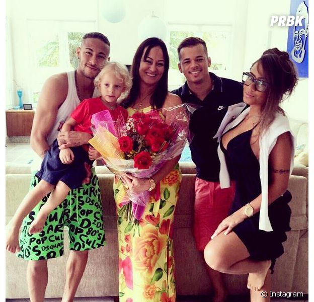 Neymar Jr. posa com sua amada família