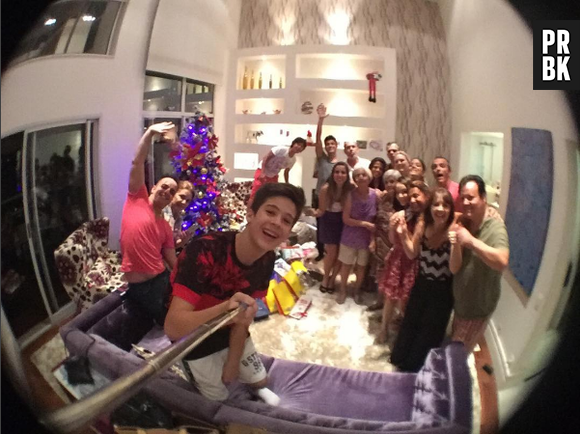 No último Réveillon, João Guilherme Ávila e Larissa Manoela uniram as famílias para uma foto em grupo!