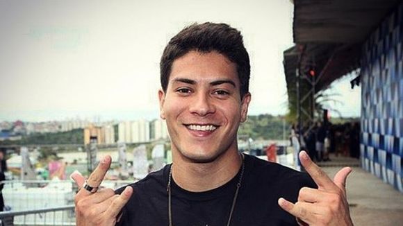 Arthur Aguiar, de "Êta Mundo Bom!", lança clipe de "A Flor" com Thaila Ayala no "Vídeo Show". Veja!