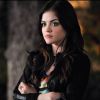 Aria Montgomery (Lucy Hale) brinca bastante com o visual em "Pretty Little Liars". A gata curte estampas bem marcantes