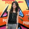 Volta e meia, Selena Gomez era vista usando uma animal print duvidosa