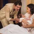 Novela "Êta Mundo Bom!": Filomena (Débora Nascimento) e Candinho (Sergio Guizé) tiveram filho recentemente