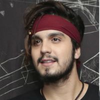 Luan Santana e o seu visual: relembre a evolução do estilo do cantor desde o início de sua carreira!
