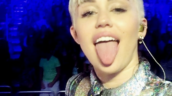 Miley Cyrus acha graça de briga entre fãs na "Bangerz Tour"