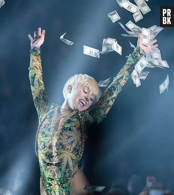 Miley Cyrus continua comemorando o sucesso da "Bangerz Tour" mesmo assim