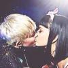 Miley Cyrus e Katy Perry se beijaram durante a "Bangerz Tour"