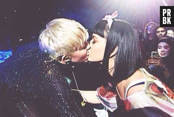 Miley Cyrus e Katy Perry se beijaram durante a "Bangerz Tour"