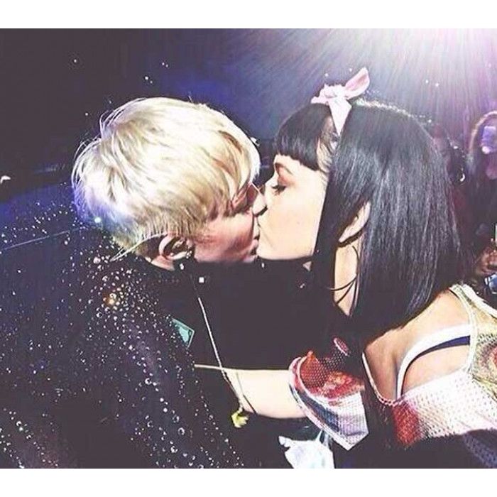  Miley Cyrus e Katy Perry se beijaram durante a &quot; Bangerz Tour&quot;  