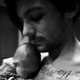 Louis Tomlinson, do One Direction, é pai do pequeno Freddie