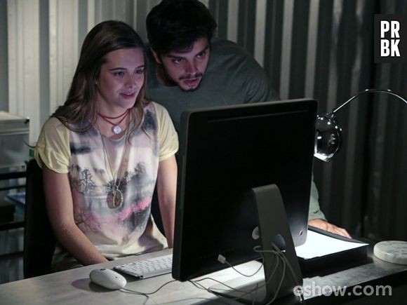 Em "Além do Horizonte", Lili (Juliana Paiva) e Marlon (Rodrigo Simas) descobriram que o dossiê da Comunidade foi roubado