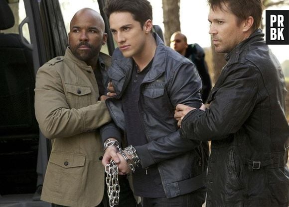 Em "The Vampire Diaries", Tyler (Michael Trevino) está sendo mantido refém pelos Viajantes